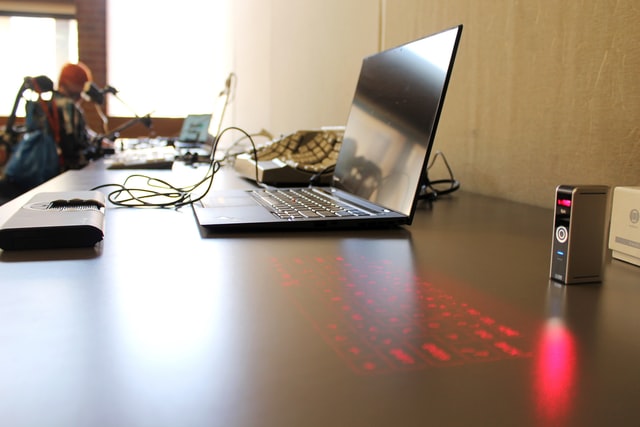 Persona che usa uno screen reader e una tastiera braille